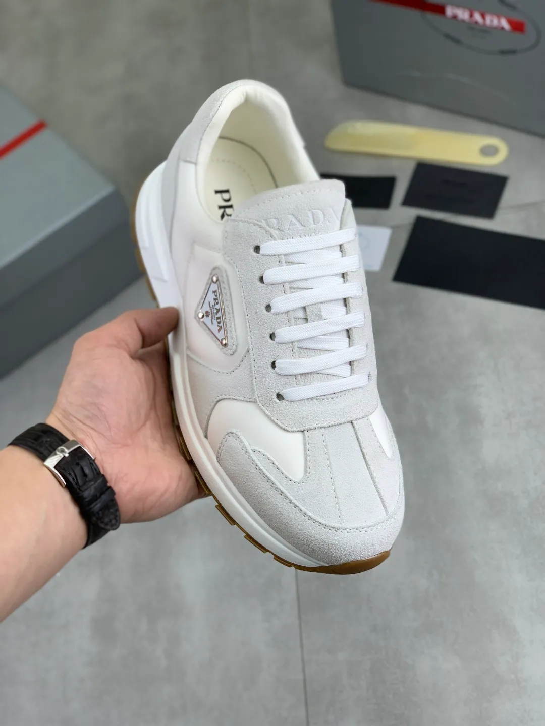 Men's shoes P560 💰 [New style] popular models are on the official website, 🆘 The trendy brand (Prada) mainly promotes popular models, avant-garde and versatile fashionable men's shoes private version mold opening, cowhide surface splicing 1:1.. Fashionable and simple, original imported cowhide lining cowhide feet; the atmosphere and personality are more fashionable, eye-catching and pursuing class. It will subvert the old ideas and be a must-have for fashionistas who want to spend time with you! Must keep it! Tall and comfortable, large and low, high-end quality workmanship. Code number: 38-44 (45 customized) 5️⃣ colors available.